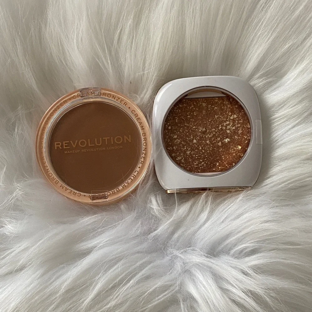 Revolution Duo Bronzer / flower highlighter — Matte Brown & Shimmery Gold